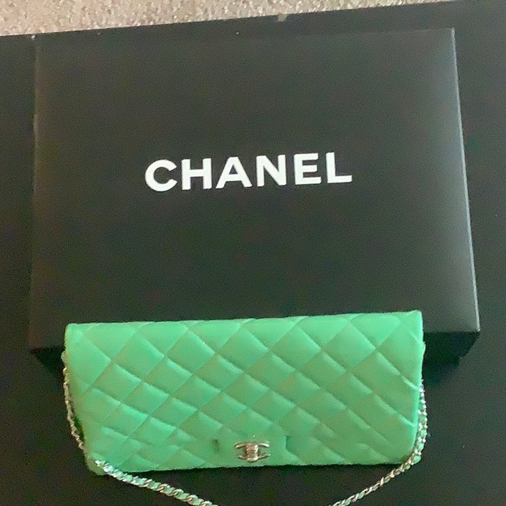 Chanel purse - Picture 1 of 8